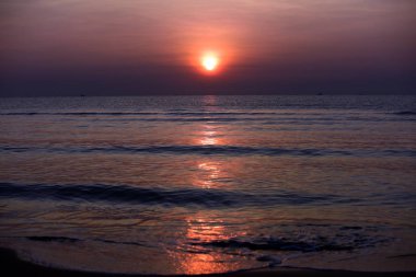 yükselen güneş manzarası ve plaj. Güzel altın sarıgökyüzü ve güneş 
