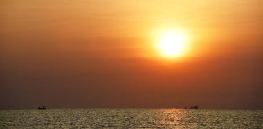 Yükselen güneş manzarası ve plaj. Güzel altın sarıgökyüzü ve güneş 