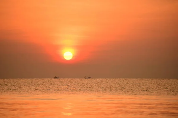 View Beach Beach Sun Loungers Rising Beautiful Golden Yellow Sky — Stock Photo, Image