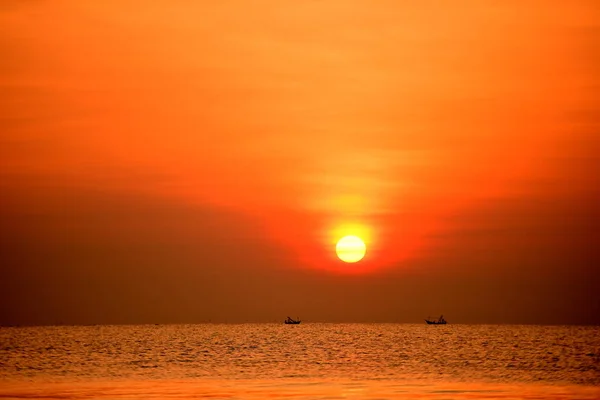 Die Aufgehende Sonne Und Der Strand Wunderschöner Goldgelber Himmel Und — Stockfoto