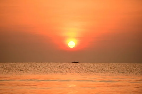 Temprano Mañana Vistas Playa Con Una Silla Salón Cuando Sol — Foto de Stock