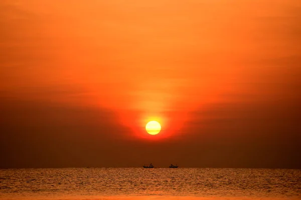 Die Aufgehende Sonne Und Der Strand Wunderschöner Goldgelber Himmel Und — Stockfoto