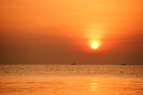 Die Aufgehende Sonne Und Der Strand Wunderschöner Goldgelber Himmel Und — Stockfoto