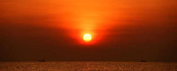 Вид Пляж Пляж Шезлонги Поднимаются Золотисто Желтое Небо Солнце — стоковое фото
