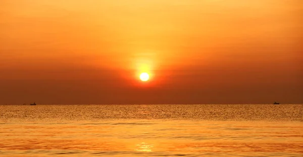 Vista Playa Playa Las Tumbonas Están Subiendo Hermoso Cielo Amarillo — Foto de Stock