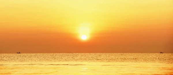 Вид Пляж Пляж Шезлонги Піднімаються Красиве Золоте Жовте Небо Сонце — стокове фото