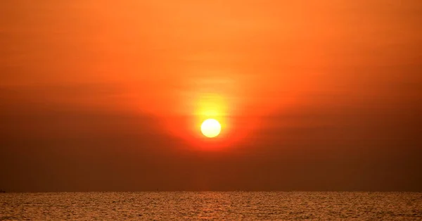 Manhã Cedo Vista Para Praia Com Uma Espreguiçadeira Quando Sol — Fotografia de Stock