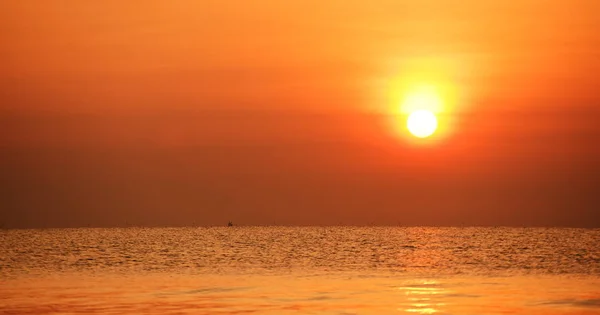 Вид Пляж Пляж Шезлонги Поднимаются Золотисто Желтое Небо Солнце — стоковое фото