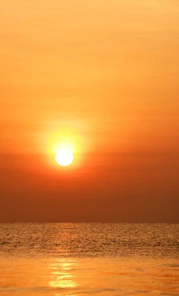 昇る太陽の眺めとビーチ 美しい金色の黄色い空と太陽 — ストック写真