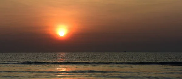 Вид Восходящее Солнце Пляж Золотисто Желтое Небо Солнце — стоковое фото