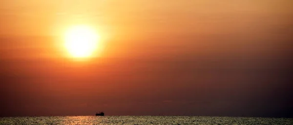 Die Aufgehende Sonne Und Der Strand Schöner Goldgelber Himmel Und — Stockfoto