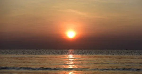 Výhled Pláž Časných Ranních Hodinách Židlí Lenošky Když Slunce Stoupá — Stock fotografie