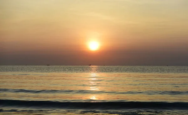 Manhã Cedo Vista Para Praia Com Uma Espreguiçadeira Quando Sol — Fotografia de Stock