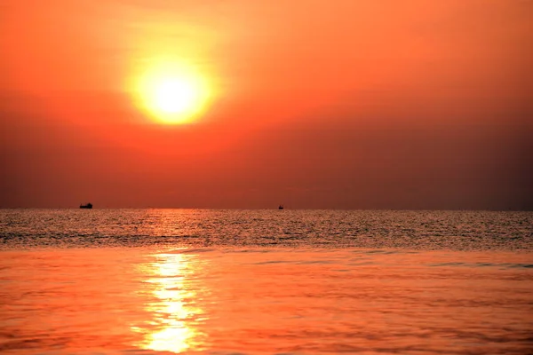 Manhã Cedo Vista Para Praia Com Uma Espreguiçadeira Quando Sol — Fotografia de Stock