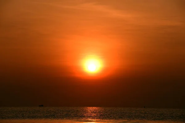 Manhã Cedo Vista Para Praia Com Uma Espreguiçadeira Quando Sol — Fotografia de Stock