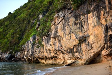 yemyeşil kayalıklar ve deniz dalgaları.