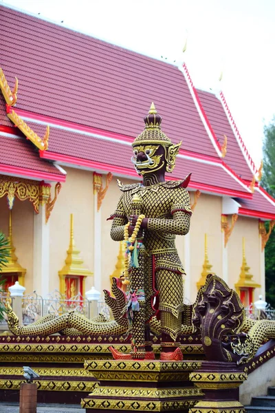 Una Statua Gigante Davanti Tempio Bellissimo Tempio Thailandese — Foto Stock