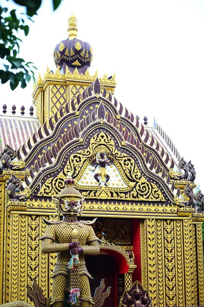 Obrovská Socha Před Chrámem Krásného Thajského Chrámu — Stock fotografie