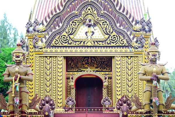 Una Estatua Gigante Frente Templo Hermoso Templo Tailandés —  Fotos de Stock