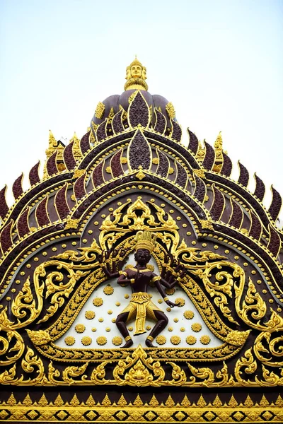 Гигантская Статуя Перед Храмом Красивого Тайского Храма — стоковое фото
