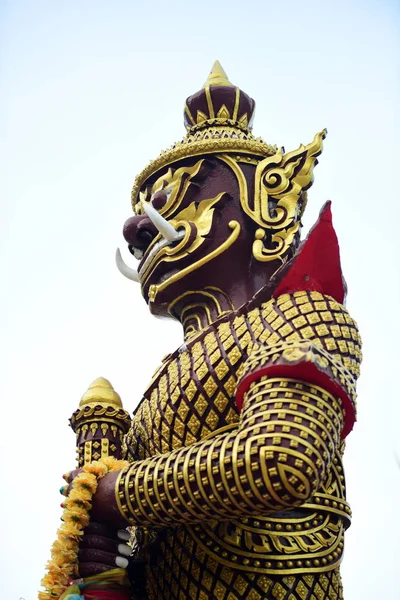 Una Estatua Gigante Frente Templo Hermoso Templo Tailandés —  Fotos de Stock