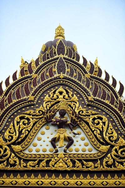 美丽的泰国寺庙前的一座巨型雕像 — 图库照片