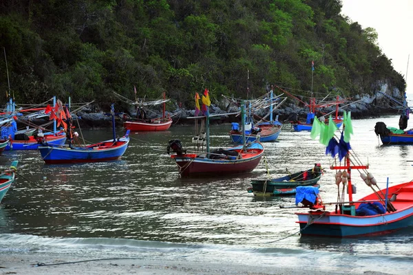 海滩和停泊在海滩上的小渔船享有美景 — 图库照片