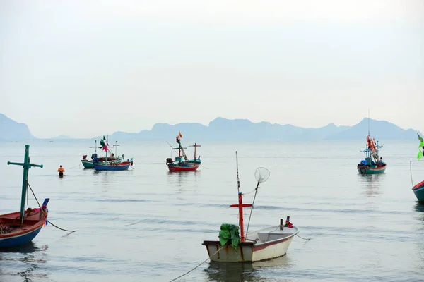 Vistas Playa Pequeños Barcos Pesca Aparcados Playa Por Mañana Temprano — Foto de Stock