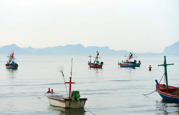 Вид Пляж Маленькі Рибальські Човни Припарковані Пляжі Рано Вранці — стокове фото