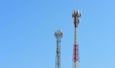 Parlak gökyüzü ile Kablosuz İletişim Anteni. Antenli Telekomünikasyon Kulesi.