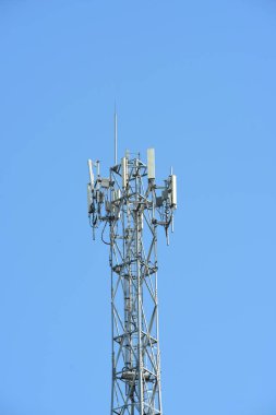Antenli telekomünikasyon kulesi. Sinyal iletimi için yüksek direk. Hem kablosuz telefon sistemleri hem de mikrodalga sistemleri vardır