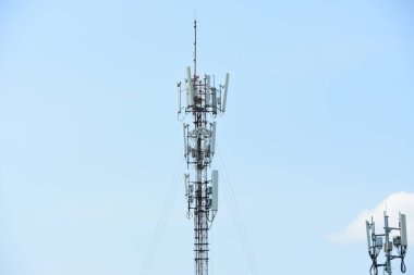Antenli telekomünikasyon kulesi. Sinyal iletimi için yüksek direk. Hem kablosuz telefon sistemleri hem de mikrodalga sistemleri vardır