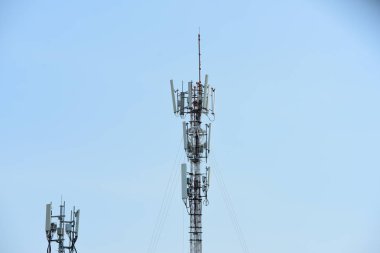 Antenli telekomünikasyon kulesi. Sinyal iletimi için yüksek direk. Hem kablosuz telefon sistemleri hem de mikrodalga sistemleri vardır