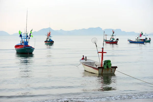 Vistas Playa Pequeños Barcos Pesca Aparcados Playa Por Mañana Temprano — Foto de Stock