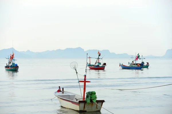Výhled Pláž Malé Rybářské Čluny Zaparkované Pláži Časně Ráno — Stock fotografie