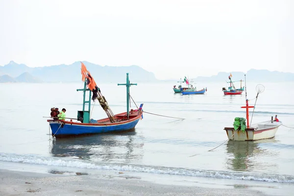 Výhled Pláž Malé Rybářské Čluny Zaparkované Pláži Časně Ráno — Stock fotografie