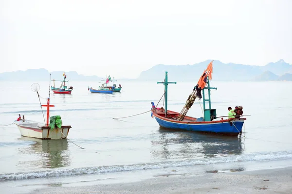 Vistas Playa Pequeños Barcos Pesca Aparcados Playa Por Mañana Temprano — Foto de Stock