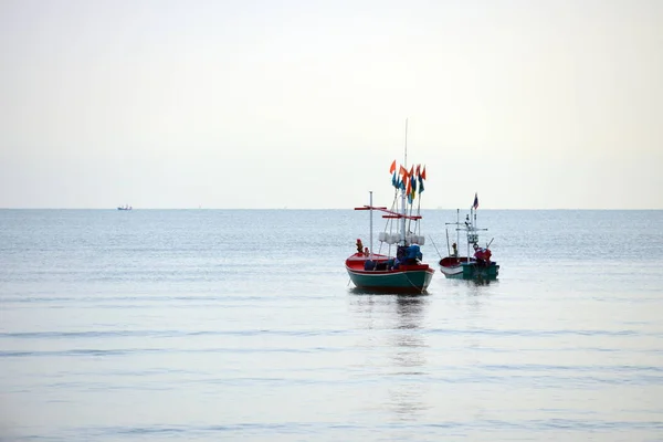 Malá Rybářská Loďka Zátoce Světla Časného Rána — Stock fotografie