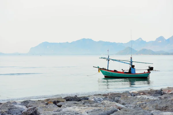 Vistas Playa Pequeños Barcos Pesca Aparcados Playa Por Mañana Temprano — Foto de Stock