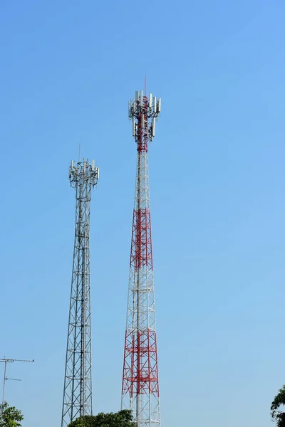 Antena Comunicação Sem Fio Com Céu Brilhante Torre Telecomunicações Com — Fotografia de Stock