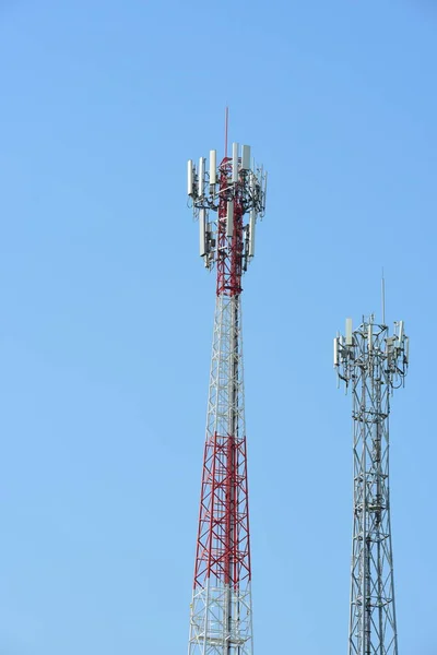 Telekommunikation Står Hög Med Antenner Hög Pol För Signalöverföring Det — Stockfoto