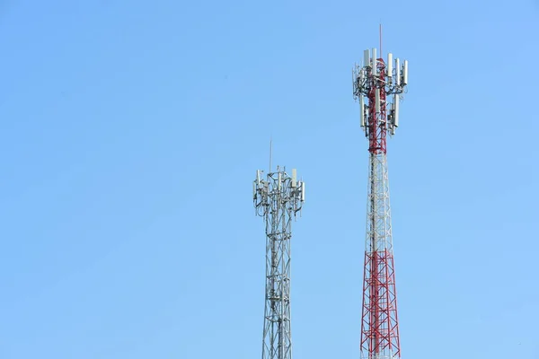 Torre Telecomunicações Com Antenas Pólo Alto Para Transmissão Sinal Existem — Fotografia de Stock