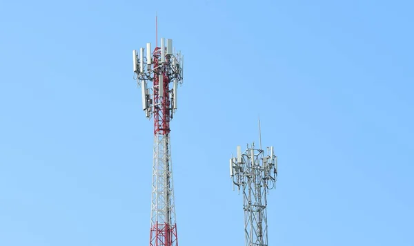 無線通信アンテナ明るい空を持つアンテナを備えた電気通信タワー — ストック写真
