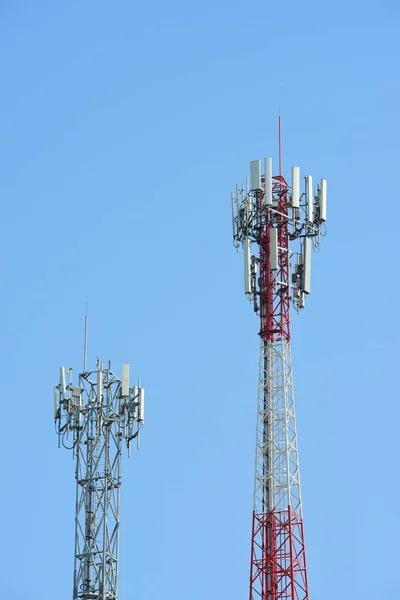 Torre Telecomunicações Com Antenas Pólo Alto Para Transmissão Sinal Existem — Fotografia de Stock