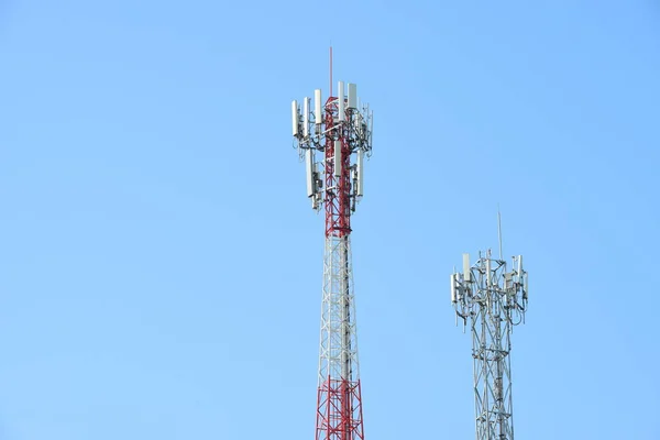 アンテナ付きの通信塔 信号伝送用の高極 無線電話システムとマイクロ波システムの両方があります — ストック写真