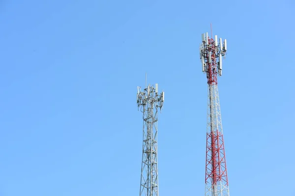 Torre Telecomunicações Com Antenas Pólo Alto Para Transmissão Sinal Existem — Fotografia de Stock