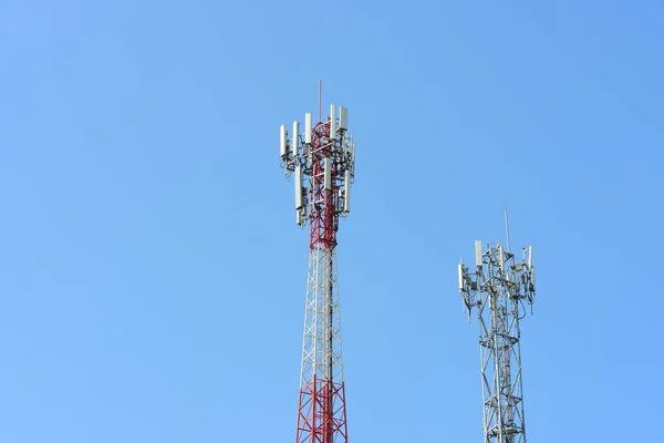 Łączność Bezprzewodowa Antena Jasnym Nieba Wieża Telekomunikacyjna Antenami — Zdjęcie stockowe