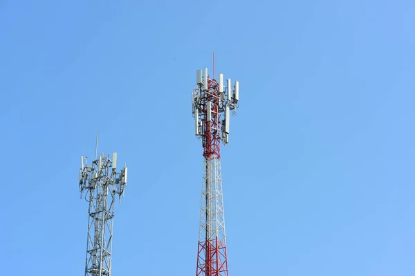 Trådlös Kommunikationsantenn Med Klar Himmel Telekommunikationstorn Med Antenner — Stockfoto