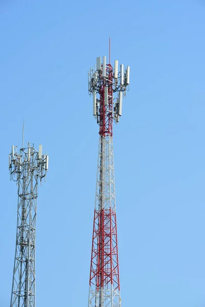 Κεραία Ασύρματης Επικοινωνίας Φωτεινό Ουρανό Τηλεπικοινωνιακός Πύργος Κεραίες — Φωτογραφία Αρχείου