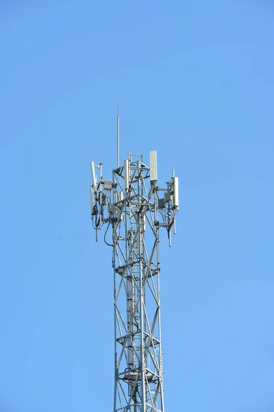 Antena Comunicação Sem Fio Com Céu Brilhante Torre Telecomunicações Com — Fotografia de Stock